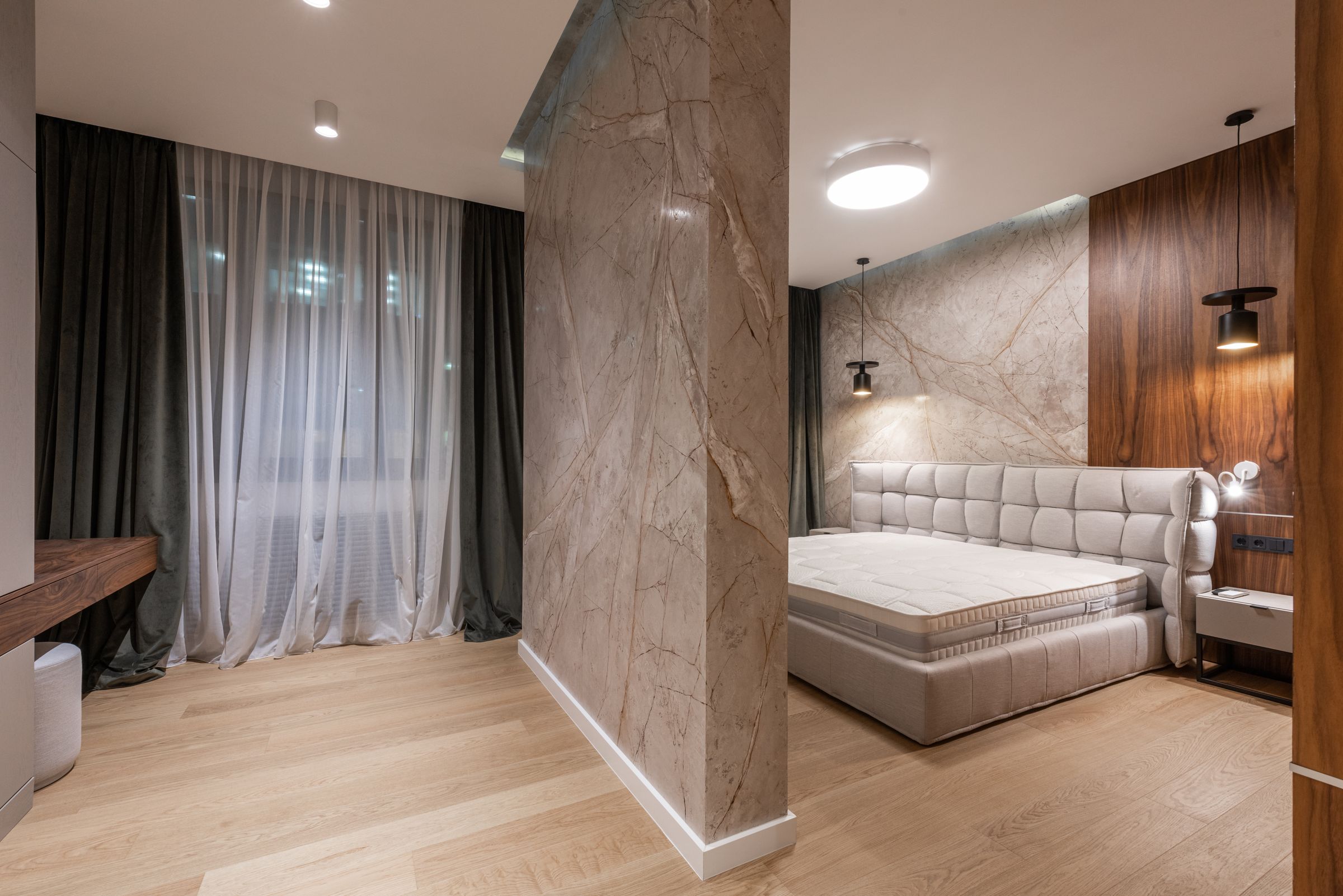 Bedroom in marble and walnut finishes
